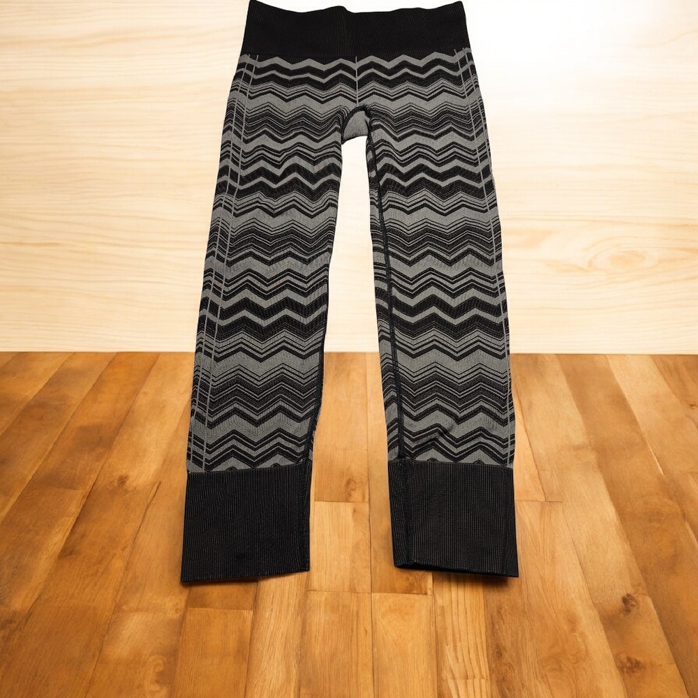 Lululemon Women's Ebb to Street Pants black and gray chevron pattern Size 8